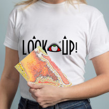 胸のジョークTシャツ：「上を見ろ！」