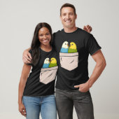 胸のポケットの仲間の鳥のパレーケエウおもしろいェリ Tシャツ (ユニセックス)