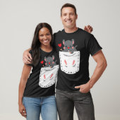 胸ポケットのハムスターかわいい齧歯動物 Tシャツ (ユニセックス)