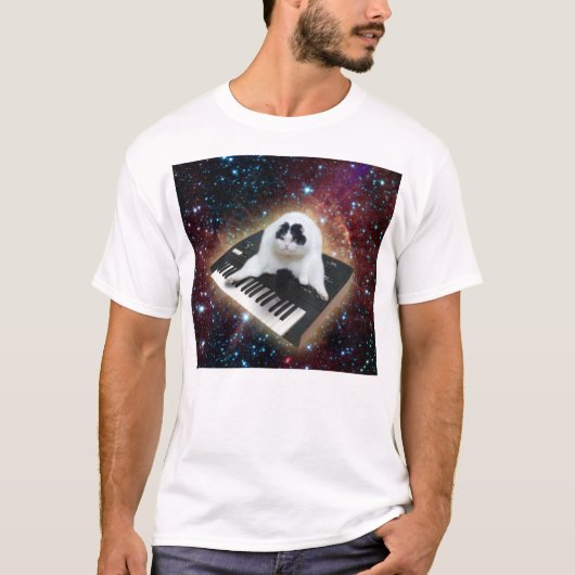脂肪質のキーボードの宇宙猫 Tシャツ (正面)