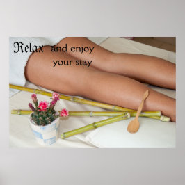 脚の横にある竹のマッサージ器具 ポスター