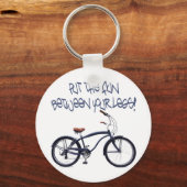 脚の間におもしろいを置く – 青 キーホルダー (正面)