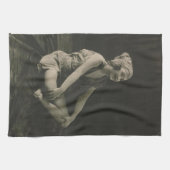 脚を組むかわいそうなメイドが大好き キッチンタオル (横)