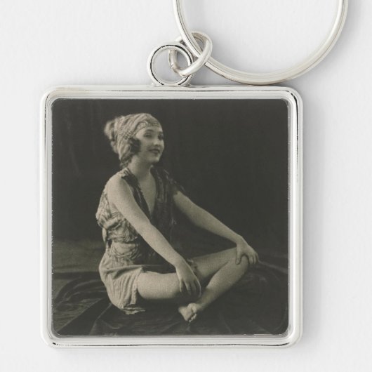 脚を組むかわいそうなメイドが大好き キーホルダー (正面)