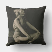 脚を組むかわいそうなメイドが大好き クッション (裏面)