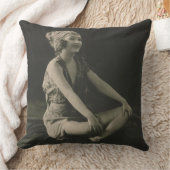 脚を組むかわいそうなメイドが大好き クッション (ブランケット)