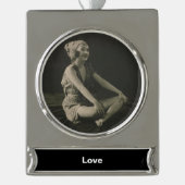 脚を組むかわいそうなメイドが大好き シルバープレートバナーオーナメント (正面)