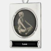 脚を組むかわいそうなメイドが大好き シルバープレートバナーオーナメント (左)