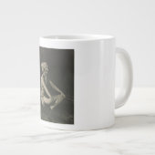 脚を組むかわいそうなメイドが大好き ジャンボコーヒーマグカップ (正面右)