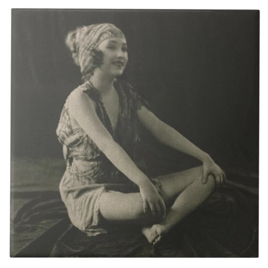 脚を組むかわいそうなメイドが大好き タイル (正面)