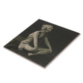 脚を組むかわいそうなメイドが大好き タイル (側面)