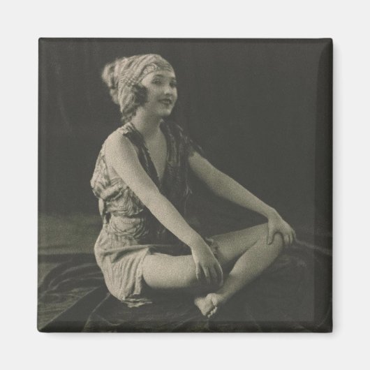 脚を組むかわいそうなメイドが大好き マグネット (正面)