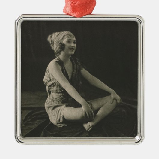 脚を組むかわいそうなメイドが大好き メタルオーナメント (正面)