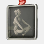 脚を組むかわいそうなメイドが大好き メタルオーナメント (左)