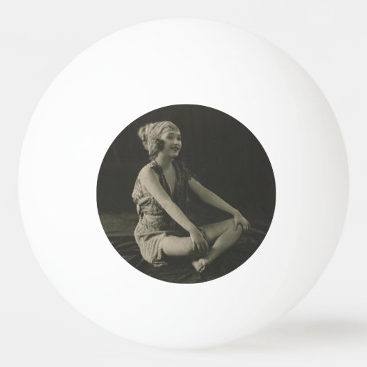 脚を組むかわいそうなメイドが大好き 卓球ボール (正面)