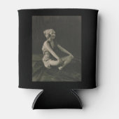 脚を組むかわいそうなメイドが大好き 缶クーラー (正面)