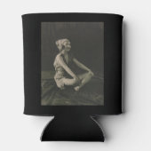 脚を組むかわいそうなメイドが大好き 缶クーラー (裏面)