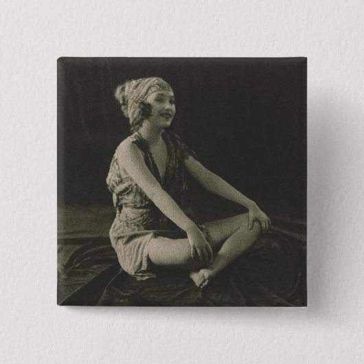 脚を組むかわいそうなメイドが大好き 缶バッジ (正面)