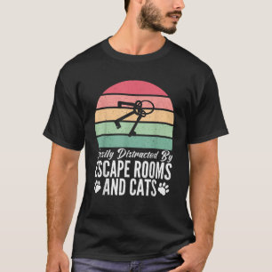 脱出室や猫好きに気を取られるE Tシャツ