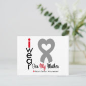 脳腫瘍 母のためにグレーのリボンを身に着ける ポストカード (スタンド正面)