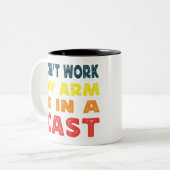 腕が動かないキャスト釣り人マおもしろいグ ツートーンマグカップ (正面左)