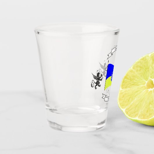 腕とライオンのコートを持つウクライナ国旗 ショットグラス (左)