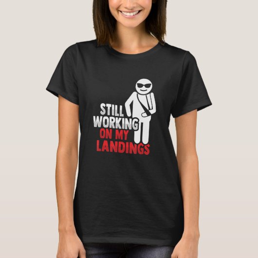 腕の手術後の骨折した腕の骨折デザイン Tシャツ (正面)