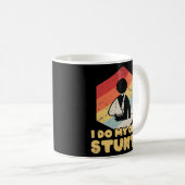 腕の折れた贈おもしろいり物にけがをした自分の曲芸  コーヒーマグカップ (正面右)