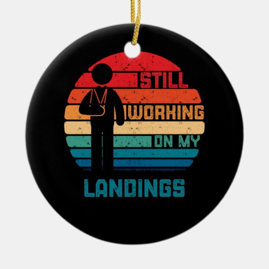 腕の骨折した子どもが踊り場で働き始める セラミックオーナメント (正面)