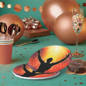 腕を上げた男性紙プレート ペーパープレート