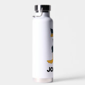 腕を組んだダフィー™ガモ |名前の追加 ウォーターボトル (右面)