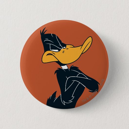 腕を組んだDAFFY DUCK™ 缶バッジ (正面)
