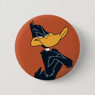 腕を組んだDAFFY DUCK™ 缶バッジ
