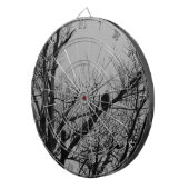 腕時計を取っている男性 ダーツボード (正面右)