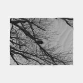 腕時計を取っている男性 フリースブランケット (正面(横))