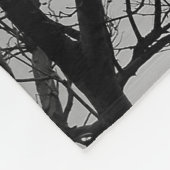 腕時計を取っている男性 フリースブランケット (角)