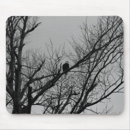 腕時計を取っている男性 マウスパッド