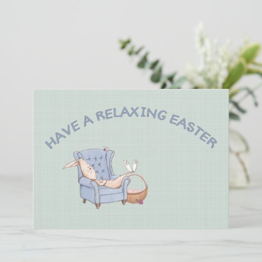 腕椅子に腰かけたイースターバニーがリラックスしている姿をイメージしてみましょう カード (スタンド正面)