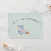 腕椅子に腰かけたイースターバニーがリラックスしている姿をイメージしてみましょう カード (正面/裏面インサイチュ)