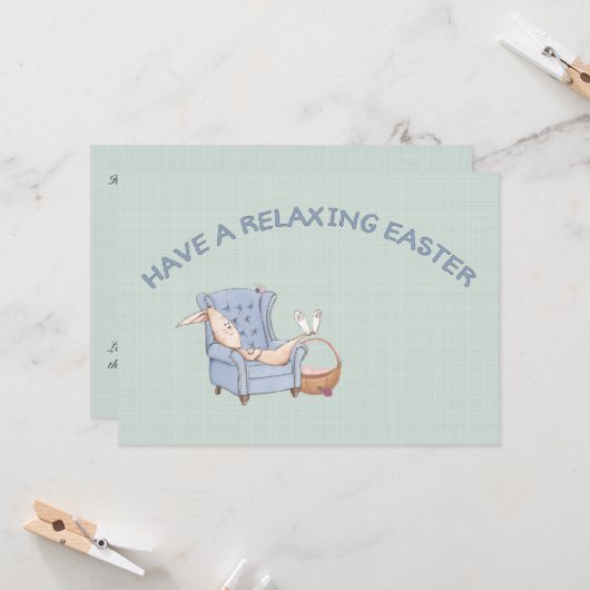 腕椅子に腰かけたイースターバニーがリラックスしている姿をイメージしてみましょう カード (正面/裏面インサイチュ)
