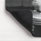 腰掛けB&Wに坐っている白いプードル マウスパッド (コーナー)