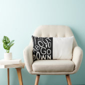 腰枕を下ろそうとしている ランバークッション (椅子)