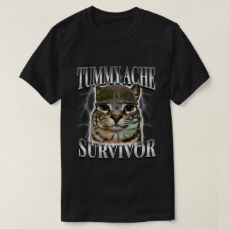 腹痛サバイバー猫のミーム Tシャツ