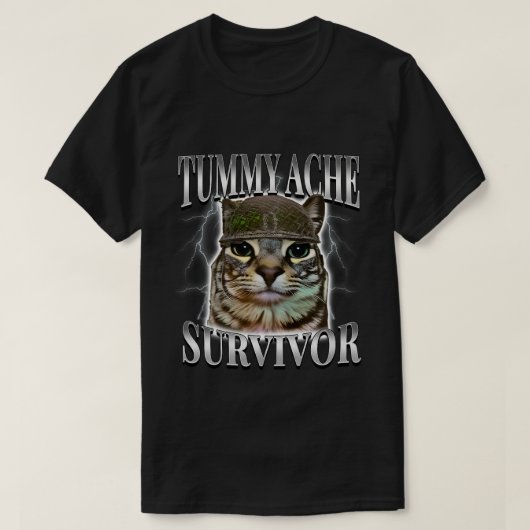 腹痛サバイバー猫のミーム Tシャツ (デザイン正面)