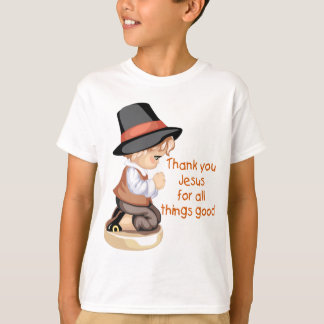 膝で祈っている巡礼者の男の子 Tシャツ