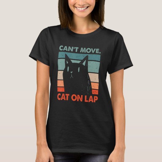 膝の上の猫が動かない 猫好き 在宅勤務 子猫 仕事 フリー Tシャツ (正面)