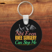 膝の手術ハイキング引用文 – マウンテンクライマー キーホルダー (正面)