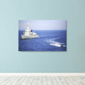 膨張可能なボートに乗ったポルトガル海軍チーム キャンバスプリント (インサイチュ (ウッドフロア))