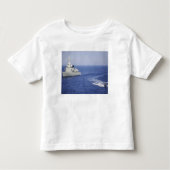 膨張可能なボートに乗ったポルトガル海軍チーム トドラーTシャツ (正面)