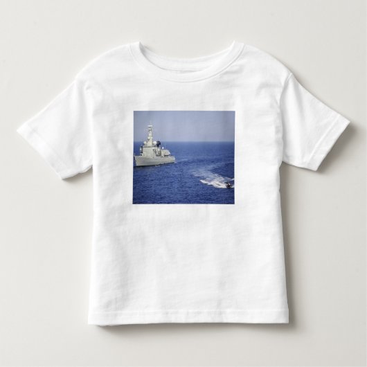 膨張可能なボートに乗ったポルトガル海軍チーム トドラーTシャツ (正面)